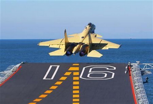 Chiến đấu cơ J-15 của Trung Quốc cất cánh trên tàu sân bay - Ảnh: Reuters