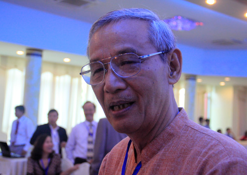 Tiến sĩ sử học Nguyễn Nhã trao đổi tại hội nghị. Ảnh: Nguyễn Đông
